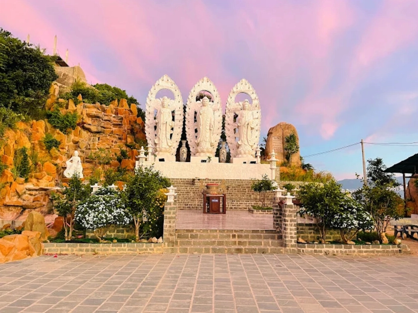 Không gian thờ tự bên trong Trùng Sơn Cổ Tự trang nghiêm và thanh tịnh