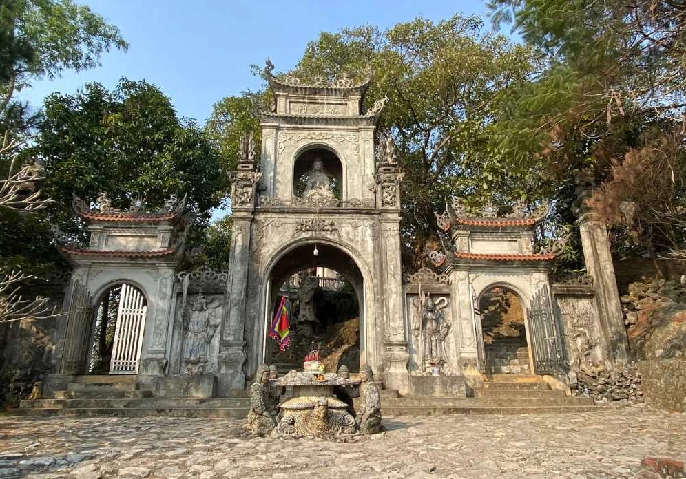 Không gian thờ tự trang nghiêm thanh tịnh nơi hậu điện của chùa