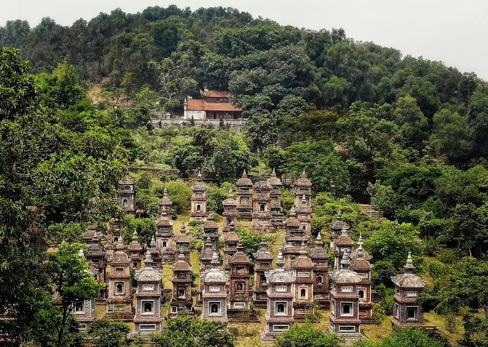 Không gian vườn tháp uy nghiêm tại cổ tự Bổ Đà với hàng trăm ngôi tháp cổ kính