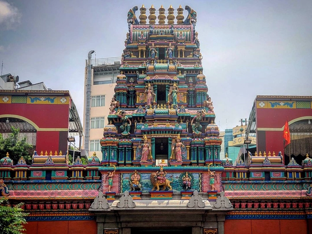 Không gian yên bình tĩnh lặng bên trong khuôn viên Chùa Bà Ấn Độ