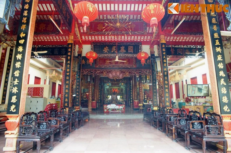 Khu vực bát nhang nơi bá tánh dâng lễ cầu bình an sức khỏe