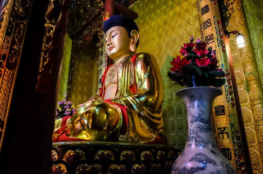 Khu vực Đại Hùng Bảo Điện uy nghi rực rỡ dưới ánh nắng mặt trời