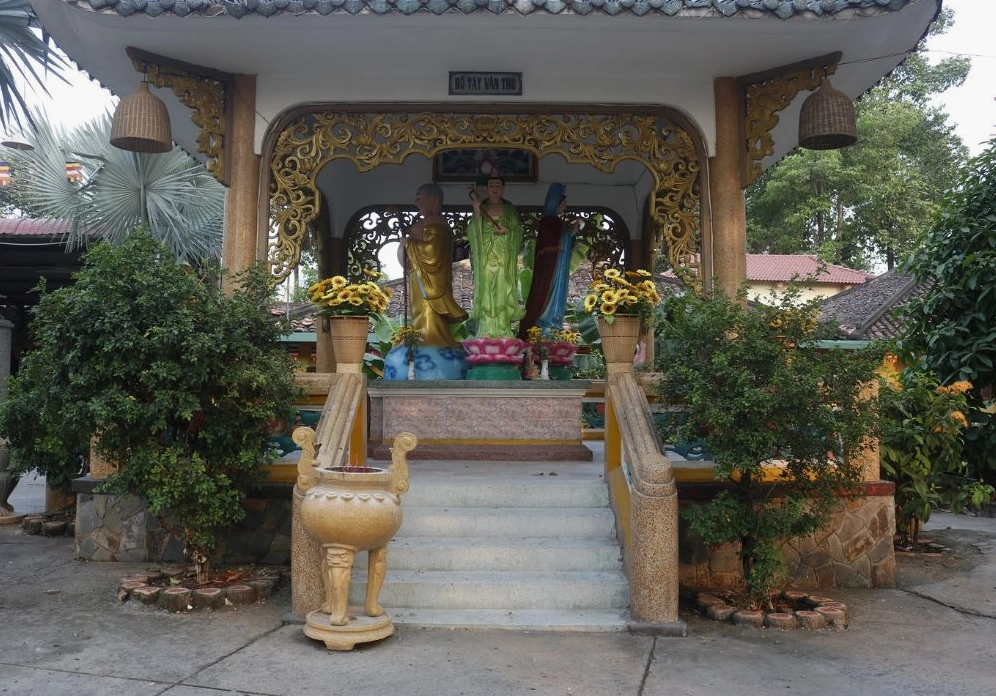 Khu vực đền thờ Bồ Tát Vân Trù linh thiêng bên trong khuôn viên Chùa Phước Tường