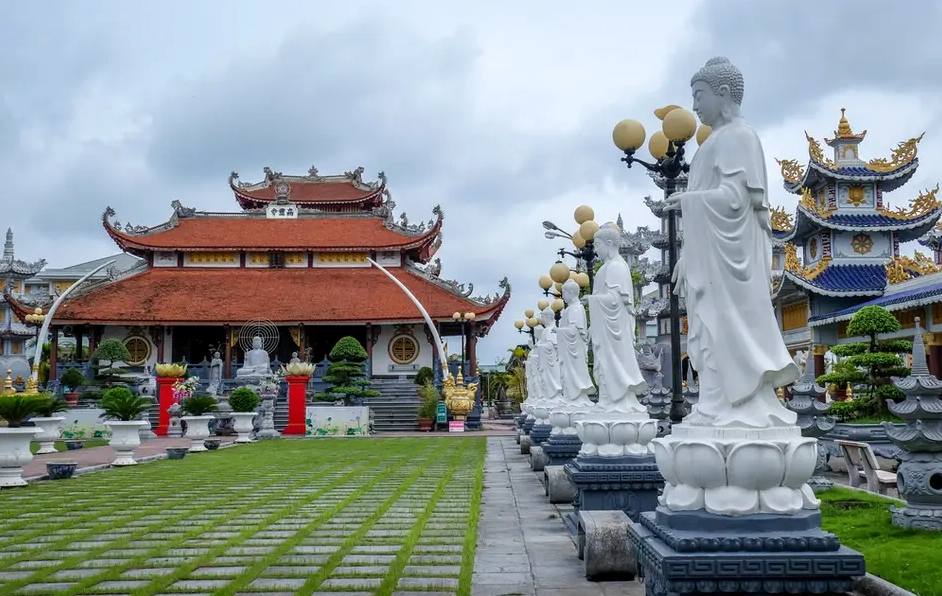 Khu vực vườn tháp linh thiêng nơi lưu giữ xá lợi các vị tổ sư