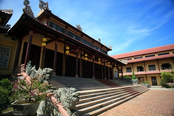 Khung cảnh bảo tháp uy nghi vươn cao lên bầu trời xanh thẳm