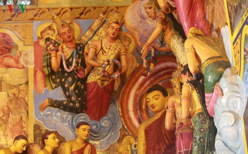 Khung cảnh bên ngoài mang đậm nét rêu phong cổ kính của ngôi tự viện hơn trăm năm tuổi