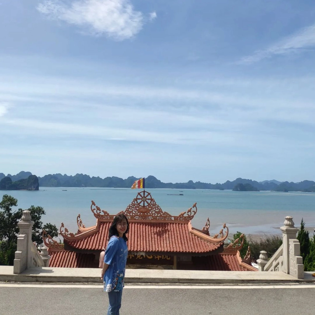 Khung cảnh bình yên của ngôi chùa nằm kề bên vịnh Bái Tử Long thơ mộng