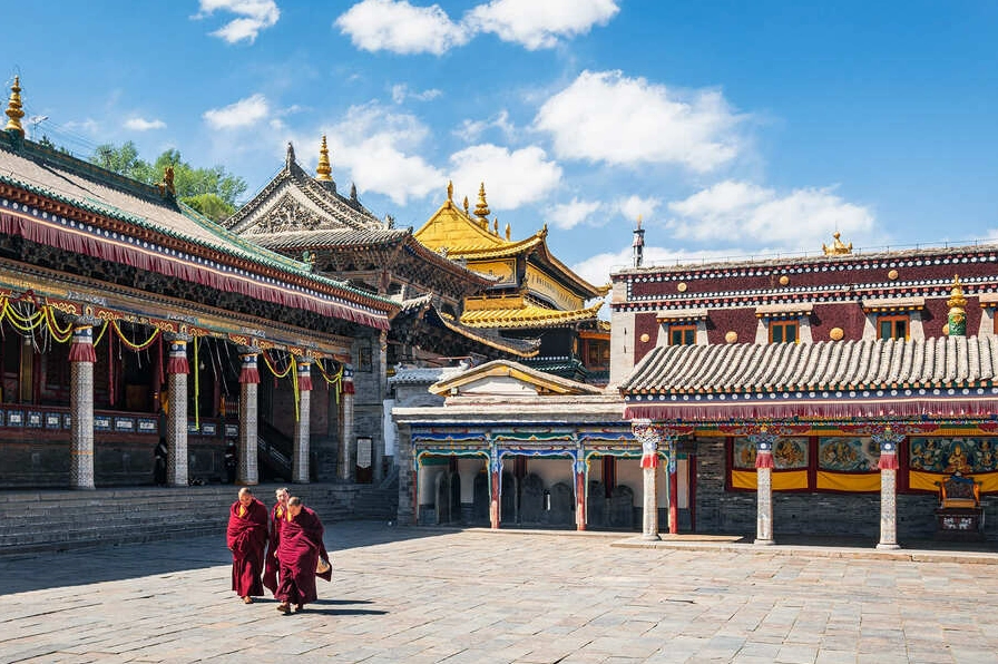 Khung cảnh bình yên của Tu viện Kumbum ngập tràn ánh nắng