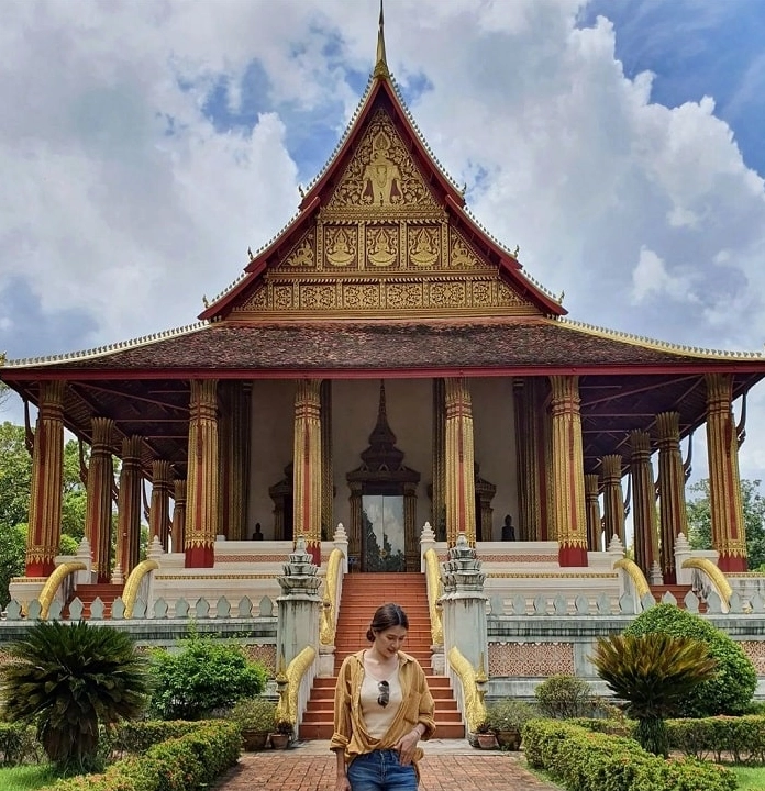 Khung cảnh bình yên và trang nghiêm tại khuôn viên ngôi chùa cổ kính Wat Ho Phra Keo