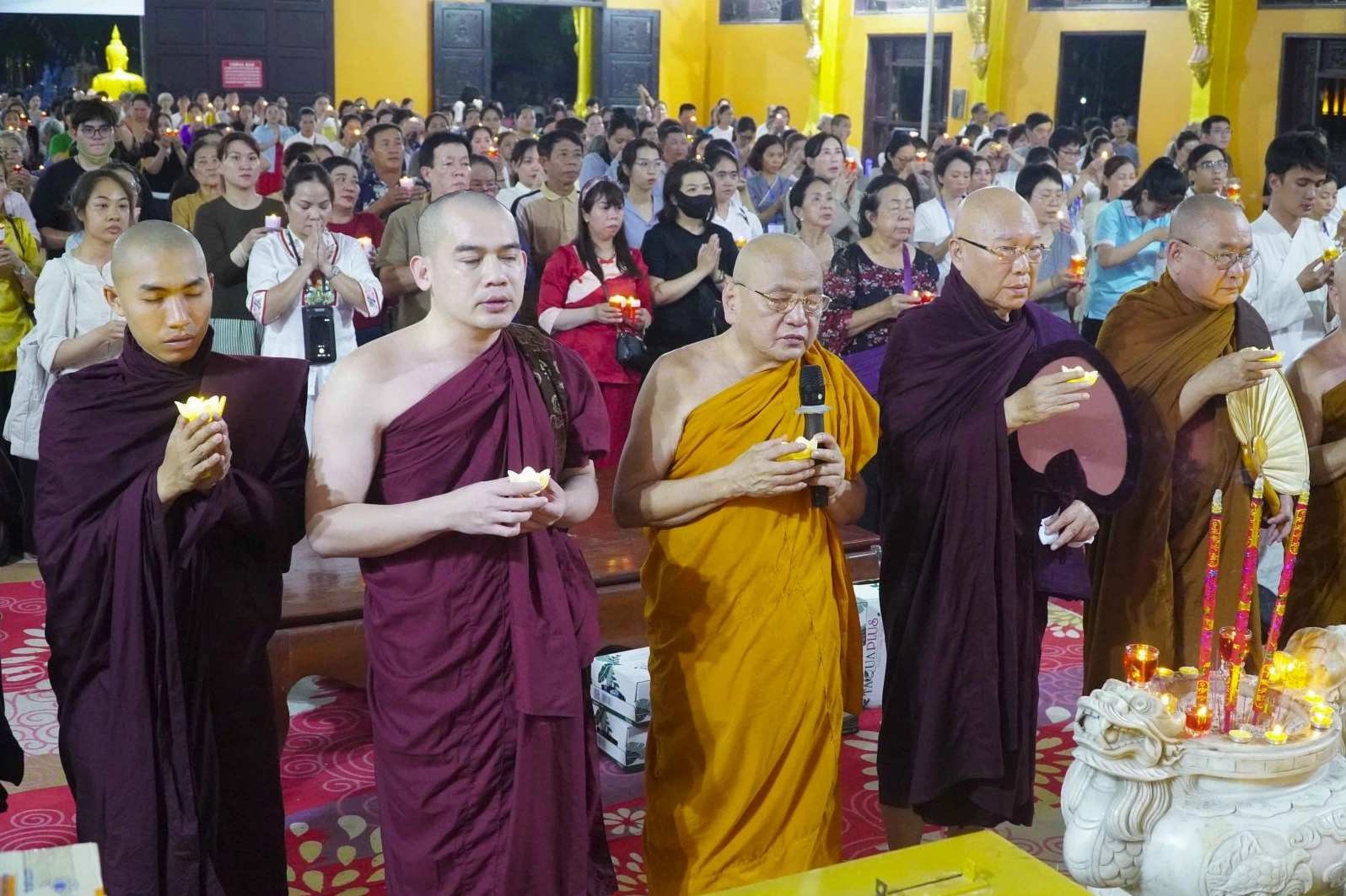 Khung cảnh chư Tôn đức Tăng Ni Phật tử tham gia lễ cúng đèn trang nghiêm