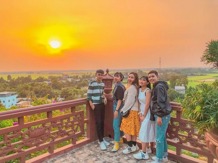 Khung cảnh hoàng hôn bình yên và ấm áp bao trùm không gian nhà chùa