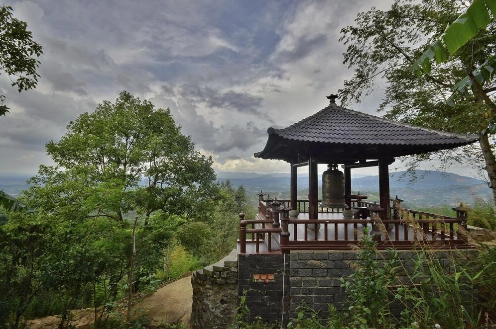 Khung cảnh hoàng hôn rực rỡ buông xuống trên những ngọn núi quanh Linh Quy Pháp Ấn