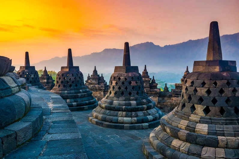 Khung cảnh hùng vĩ của Đền Borobudur kỳ quan Phật giáo nhìn từ trên cao