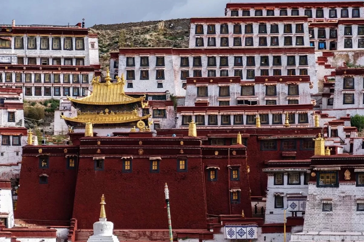 Khung cảnh hùng vĩ của Tu viện Ganden uy nghi tọa lạc trên sườn núi tại Lhasa Tây Tạng