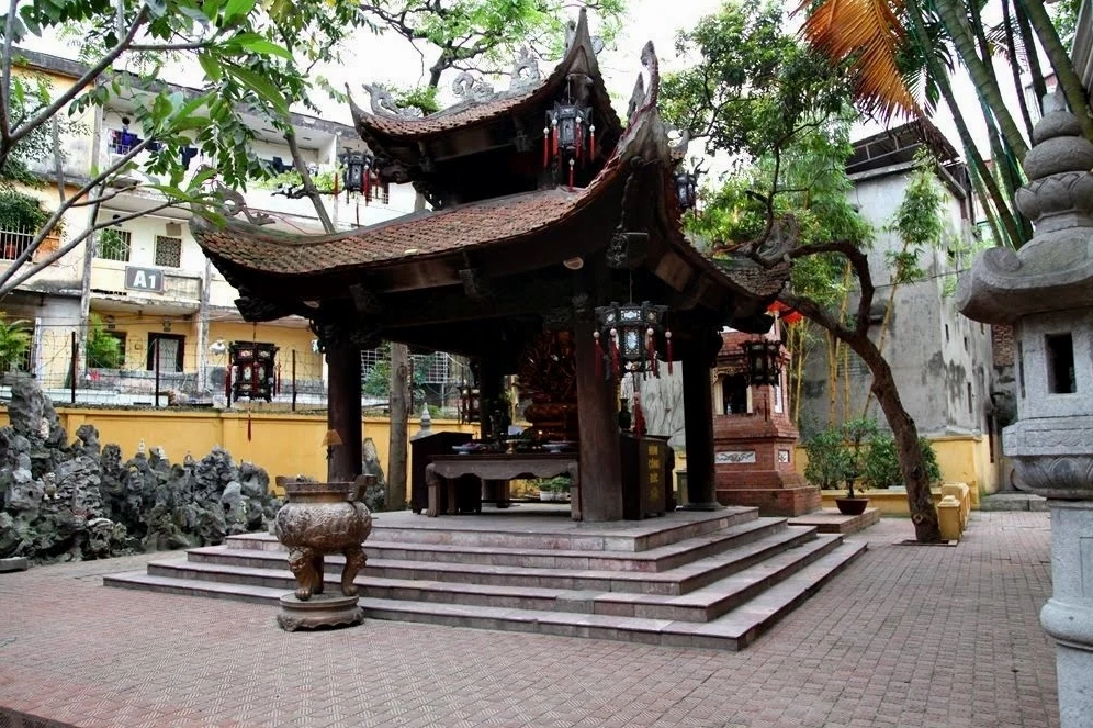 Khung cảnh người dân thành kính dâng hương tại chùa Phúc Khánh