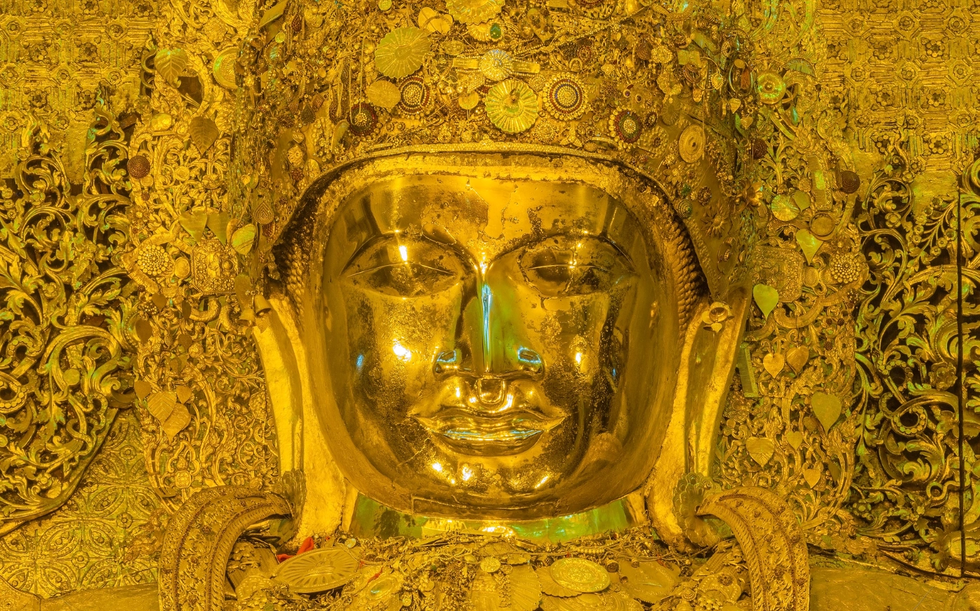 Khung cảnh nguy nga tráng lệ của ngôi chùa Mahamuni dát vàng tại Myanmar