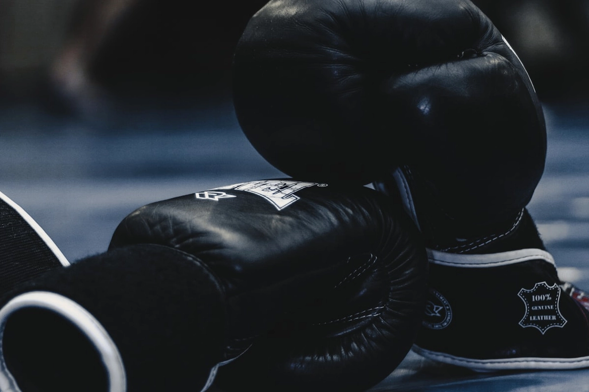 Khung cảnh quyền anh gợi nhắc bầu không khí căng thẳng của những trận đấu lớn