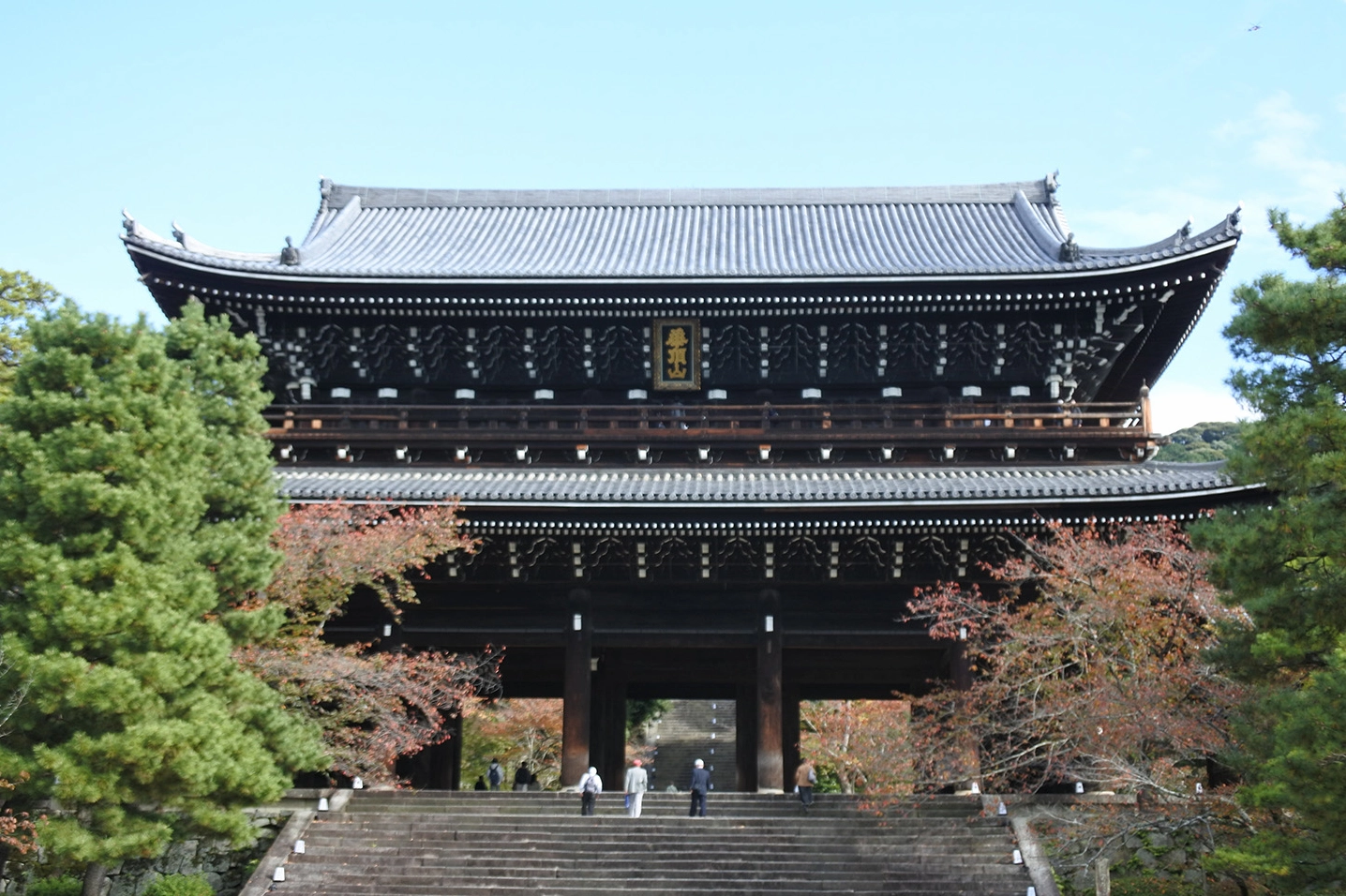 Khung cảnh Tam môn bề thế mở cửa đón Phật tử thập phương đến chiêm bái