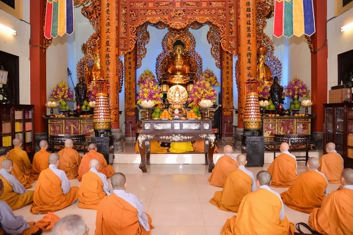 Khung cảnh thả đèn hoa đăng lung linh tại chùa Pháp Hoa