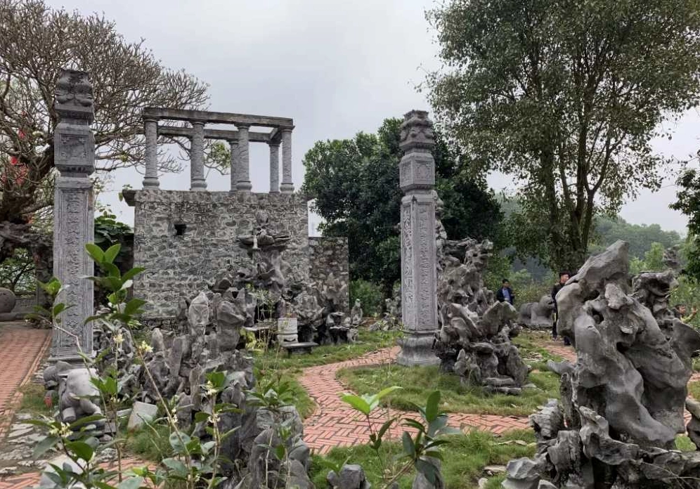 Khung cảnh thiên nhiên tươi mát trong khuôn viên Chùa Cực Lạc