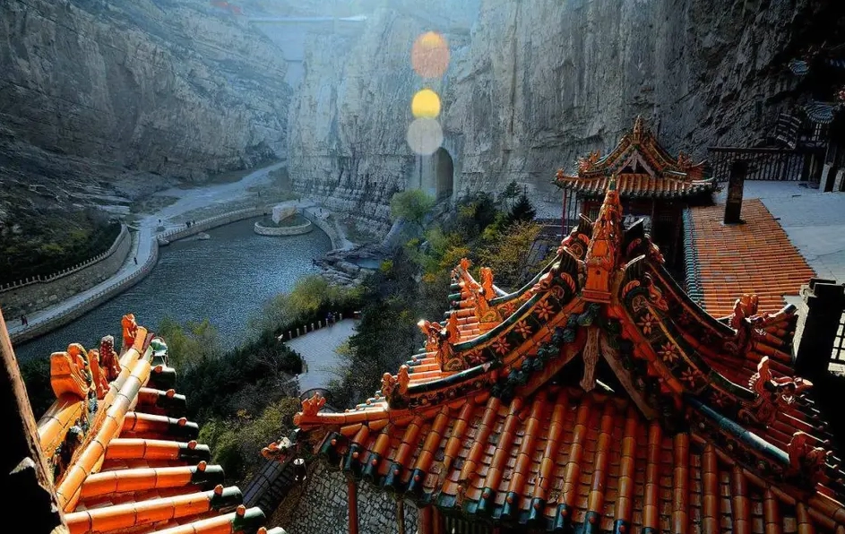 Khung cảnh thiên nhiên tuyệt đẹp bao quanh Huyền Không Tự uy nghi