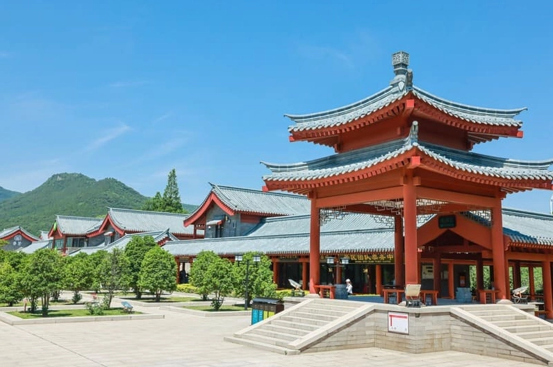 Khung cảnh tĩnh lặng và uy nghiêm tại Chùa Thiếu Lâm qua lăng kính du khách