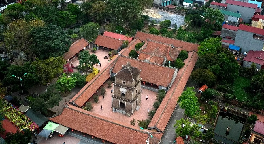 Khung cảnh toàn cảnh ngôi Chùa Dâu mang đậm nét rêu phong cổ kính