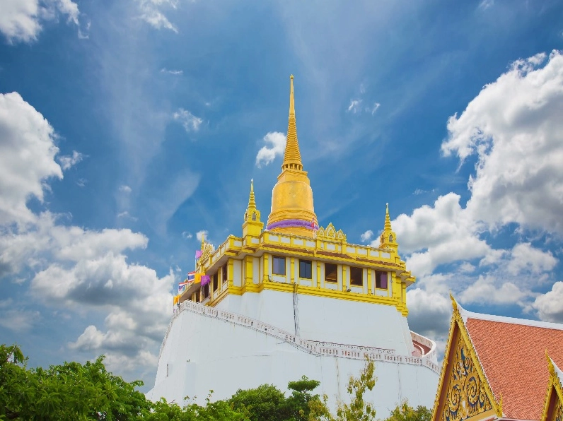 Khung cảnh toàn cảnh uy nghiêm của Chùa Núi Vàng Wat Saket rực rỡ trong nắng