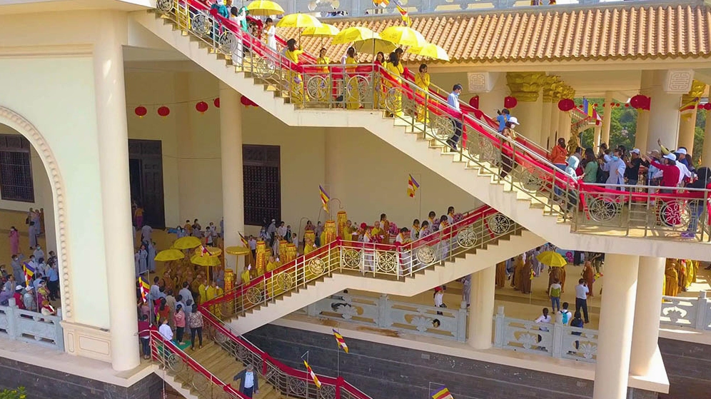 Khung cảnh toàn cảnh uy nghiêm của Chùa Phật Quốc Vạn Thành nhìn từ xa