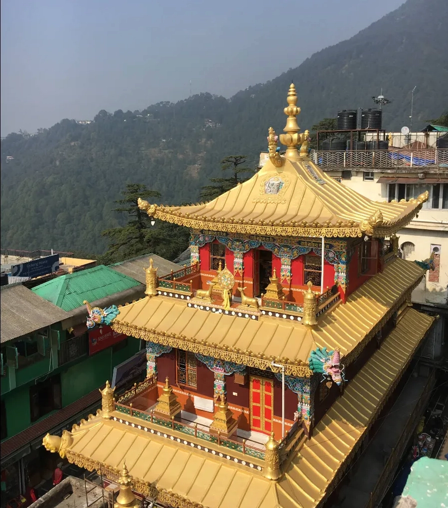 Khung cảnh trang nghiêm bên ngoài Tu viện Namgyal tại Dharamsala