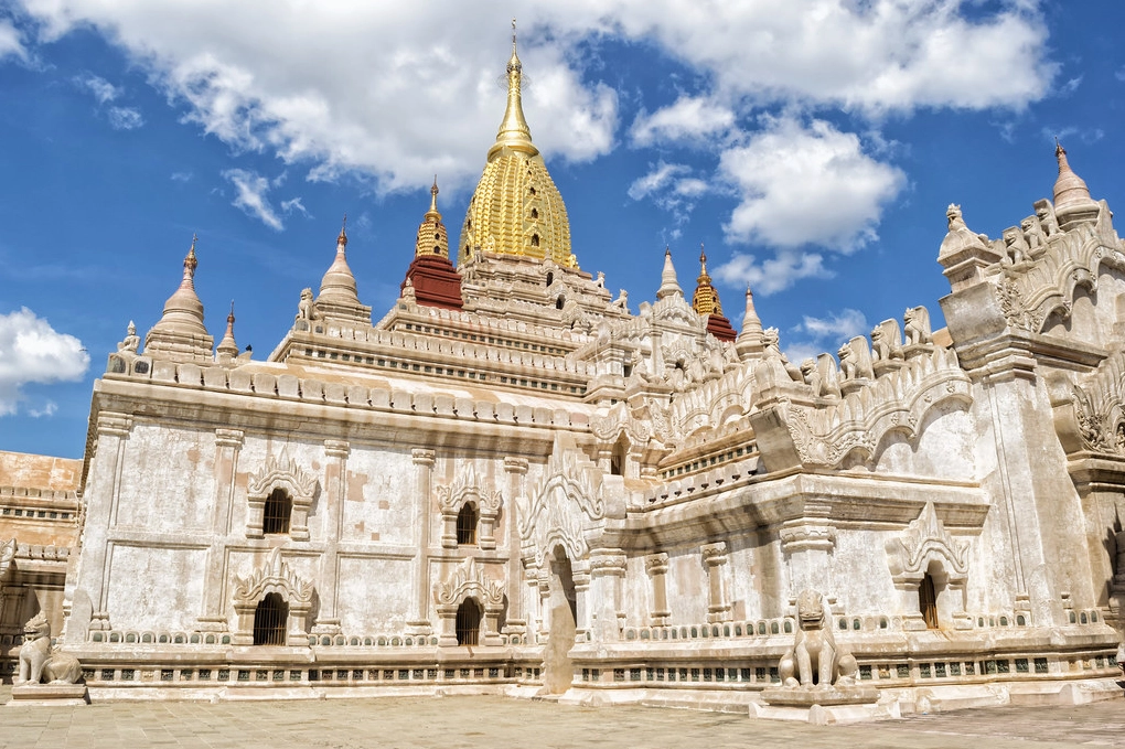 Khung cảnh trang nghiêm của đền Ananda tại Bagan