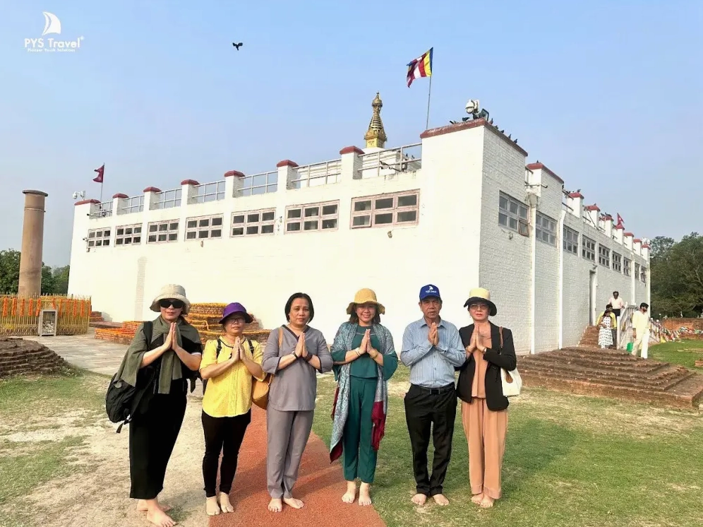 Khung cảnh trang nghiêm tại thánh địa nơi Đức Phật đản sinh với hàng ngàn lá cờ phướn