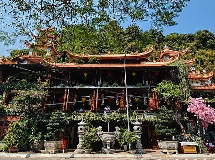 Khung cảnh trang nghiêm thanh tịnh tại khuôn viên chùa Hang Đồ Sơn