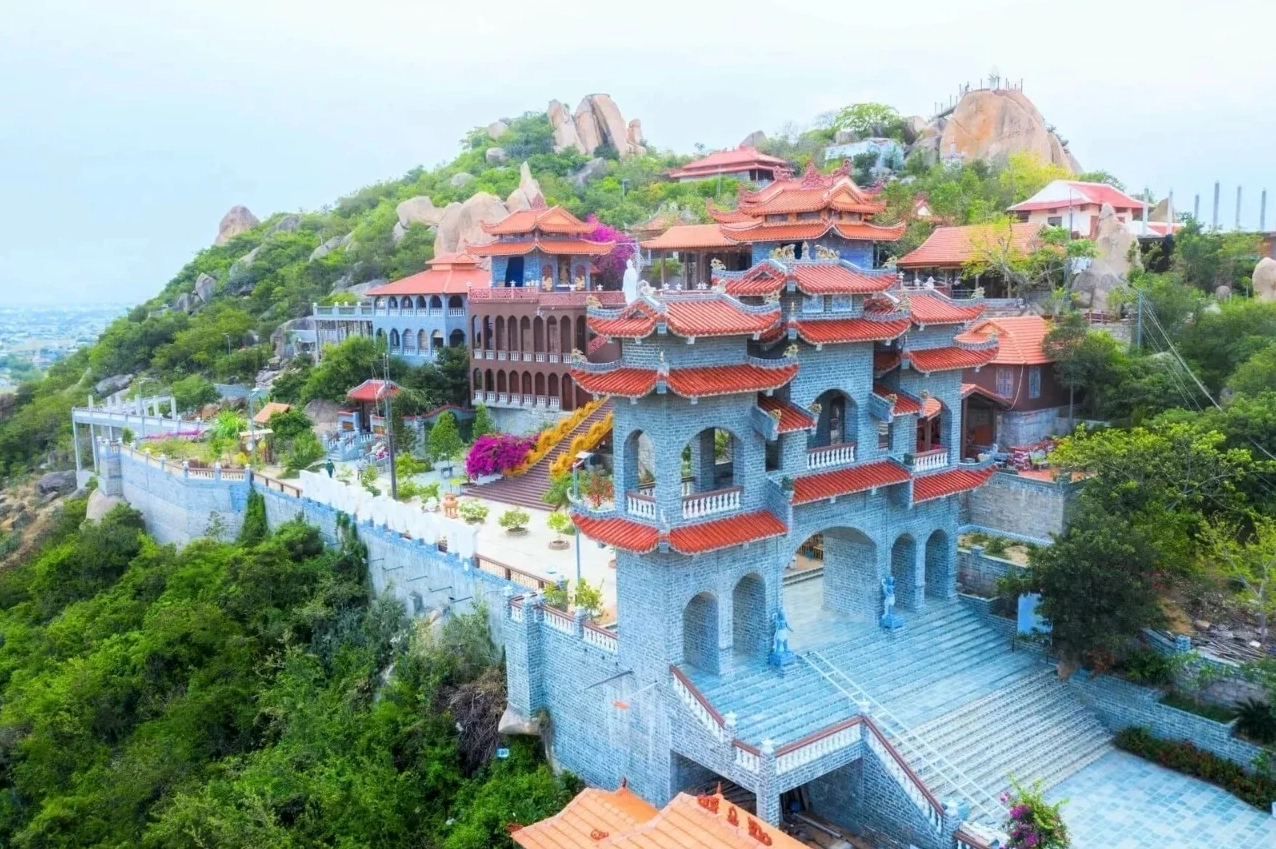 Khung cảnh Trùng Sơn Cổ Tự uy nghiêm tĩnh lặng trong ráng chiều