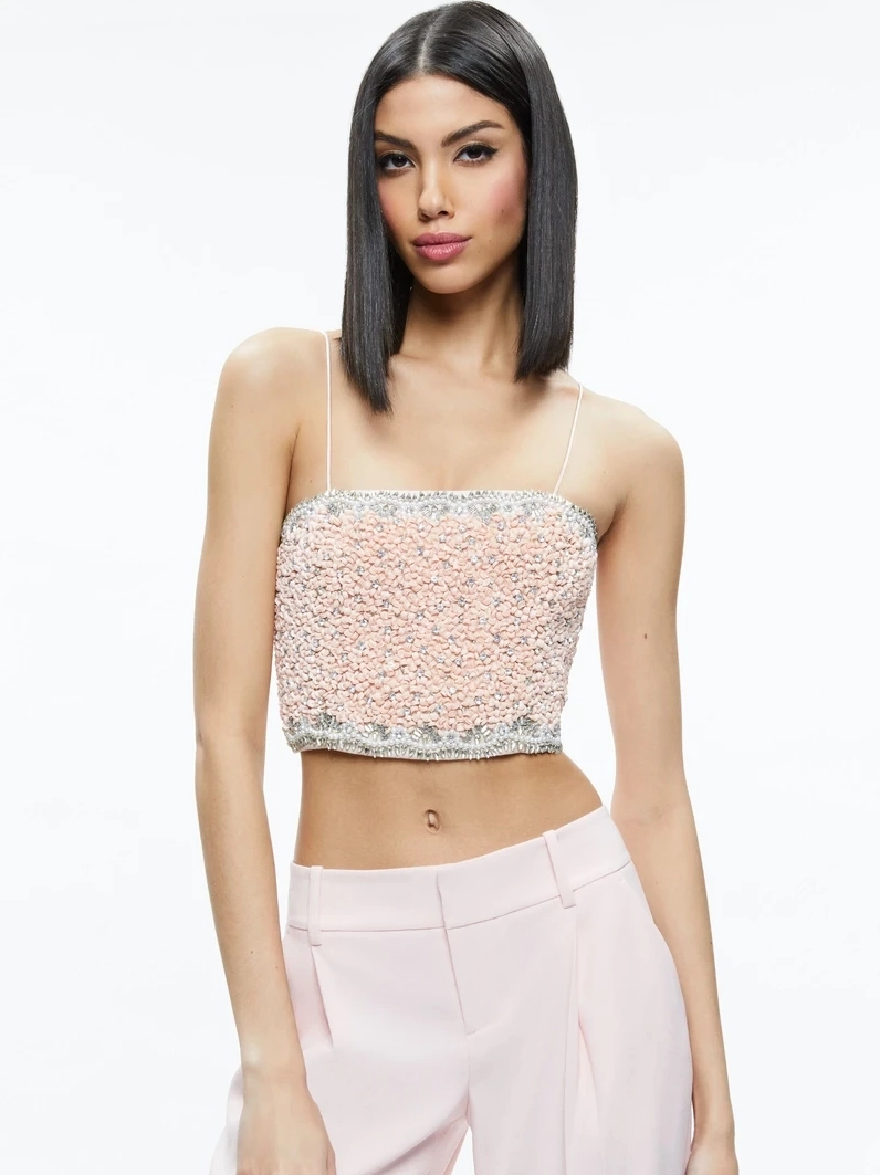 Khung hình rạng rỡ của bạn nữ sinh mặc áo hai dây tạo dáng chụp ảnh cực sành điệu