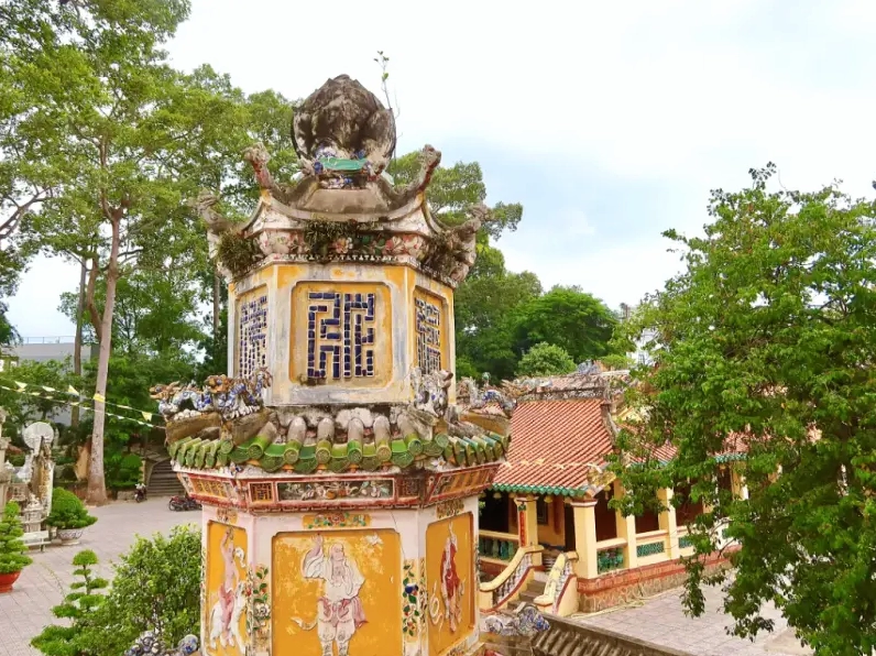 Khuôn viên chùa có nhiều ngôi bảo tháp là nơi yên nghỉ của các đời trụ trì