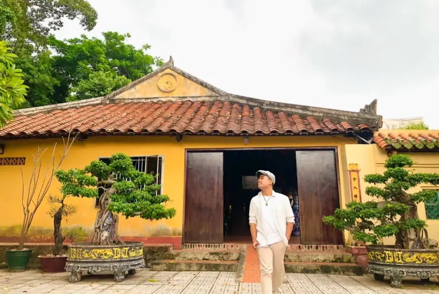 Khuôn viên của Chùa Hội Khánh rất rộng lớn và đẹp như một bức tranh