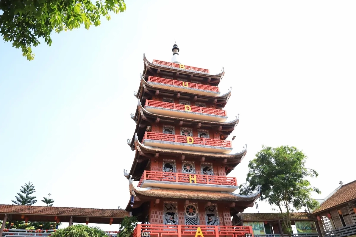 Khuôn viên nhà chùa tràn ngập sắc xanh mang lại cảm giác bình yên