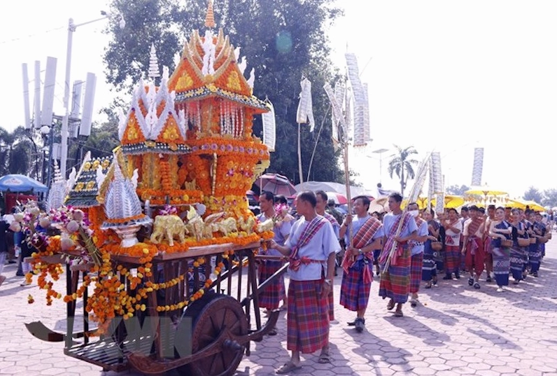Khuôn viên rộng lớn bao quanh bảo tháp mang lại không gian thanh bình tĩnh lặng