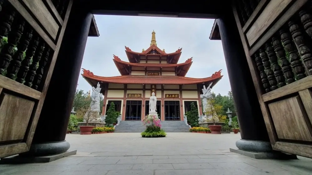 Khuôn viên thanh tịnh ngập tràn sắc xanh của cây lá và hoa cỏ