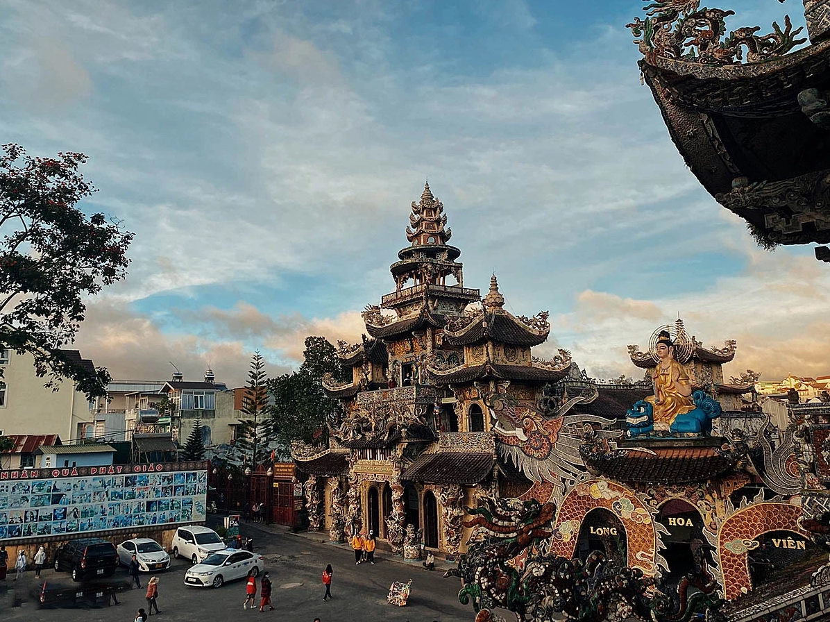 Khuôn viên thanh tịnh và bề thế bên trong chùa Linh Phước Đà Lạt