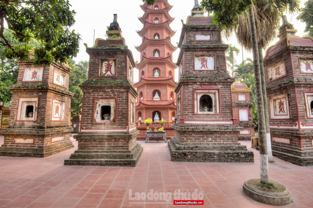 Khuôn viên thanh tịnh với những hàng cây xanh mát che bóng mát cho khách hành hương