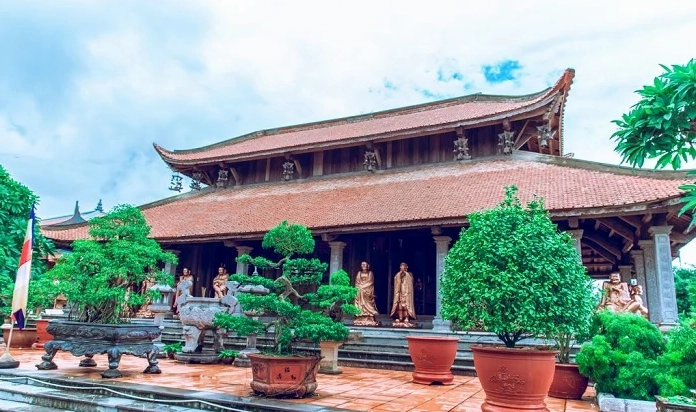 Khuôn viên thanh tịnh xung quanh Tháp Tường Long rợp bóng cây xanh mát