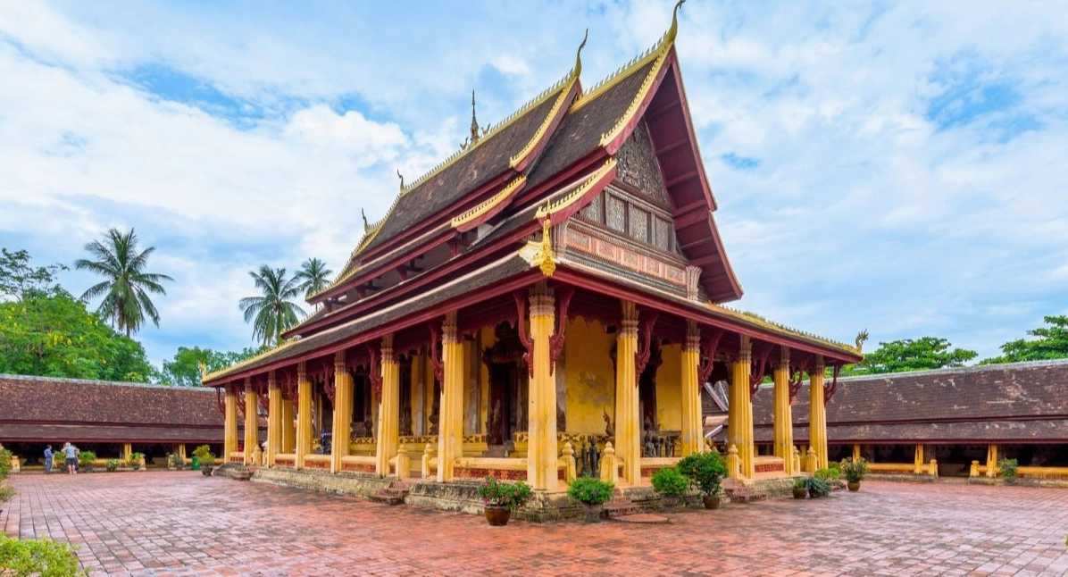 Khuôn viên tĩnh lặng và kiến trúc cổ kính bên trong chùa Sisaket