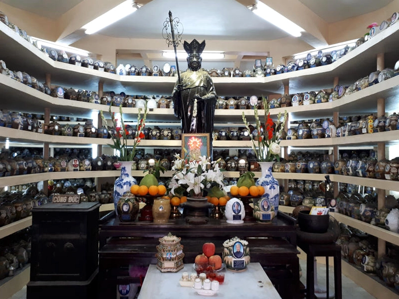 Khuôn viên tĩnh lặng và rợp bóng cây xanh tại Chùa Vĩnh Nghiêm