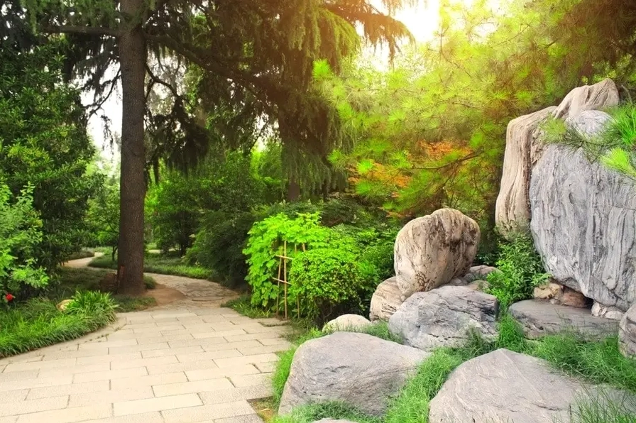 Khuôn viên trong tháp Đại Nhạn yên bình trong nắng sớm