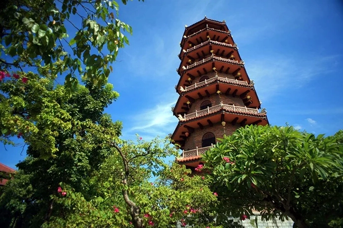 Khuôn viên xanh mát thanh tịnh rợp bóng cây bồ đề thiêng liêng