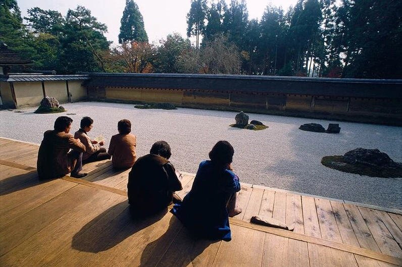 Khuôn viên xanh mát tĩnh lặng bao quanh quần thể kiến trúc chùa Ryoanji