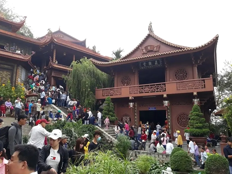 Khuôn viên xanh mát và thanh tịnh bên trong Chùa Hang Châu Đốc