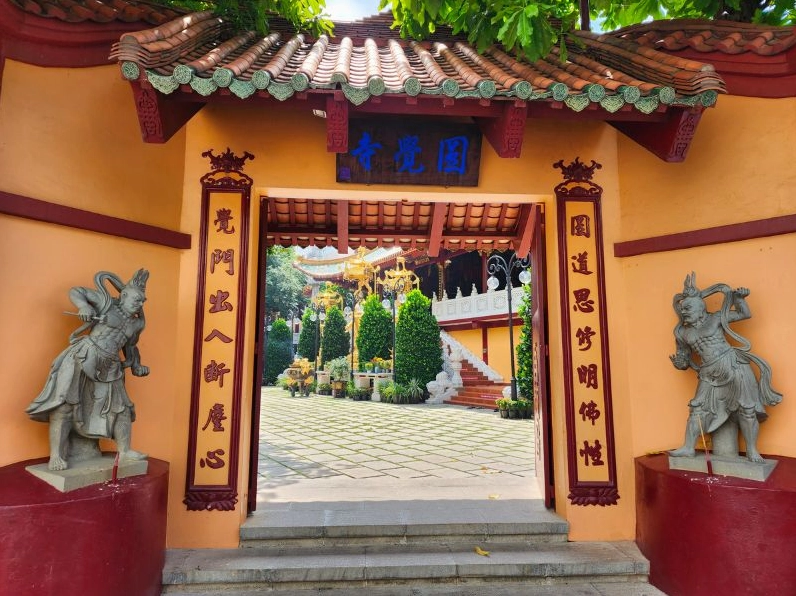 Khuôn viên xanh mát với nhiều cây cổ thụ bao quanh bảo điện